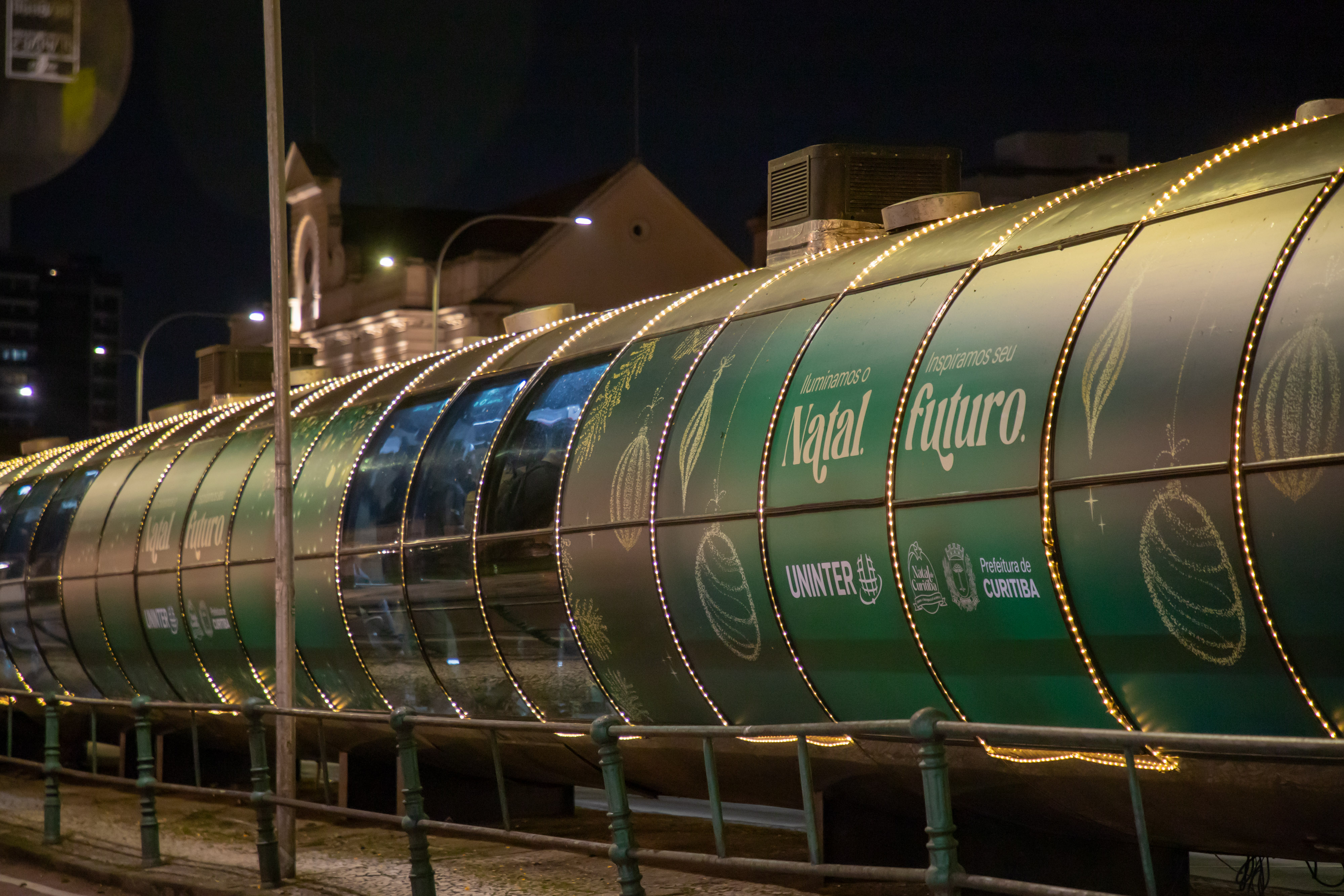 Estações-tubo iluminadas levam o Natal ao melhor transporte público do Brasil