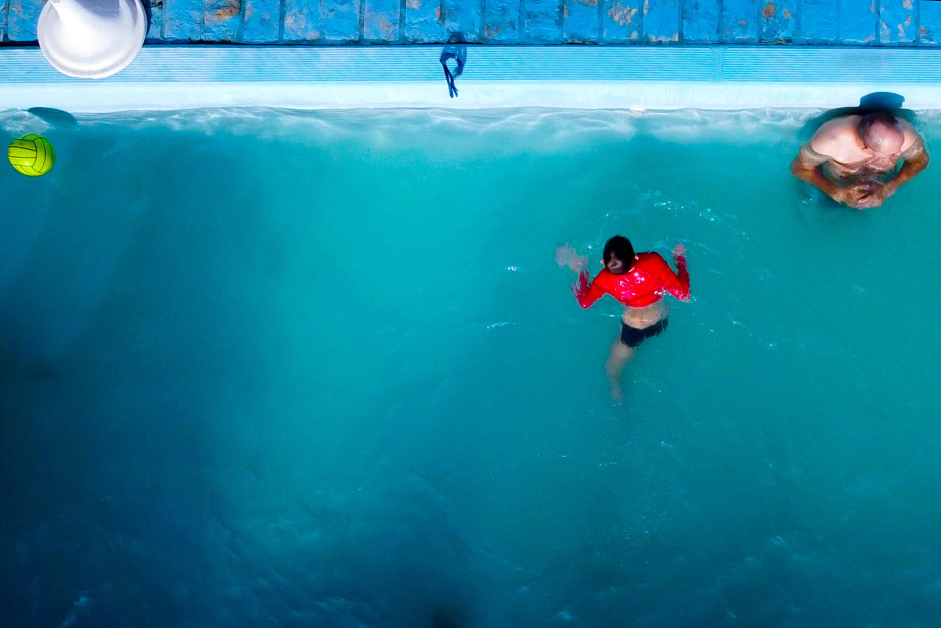 Cuidados essenciais para prevenir afogamentos em piscinas no verão