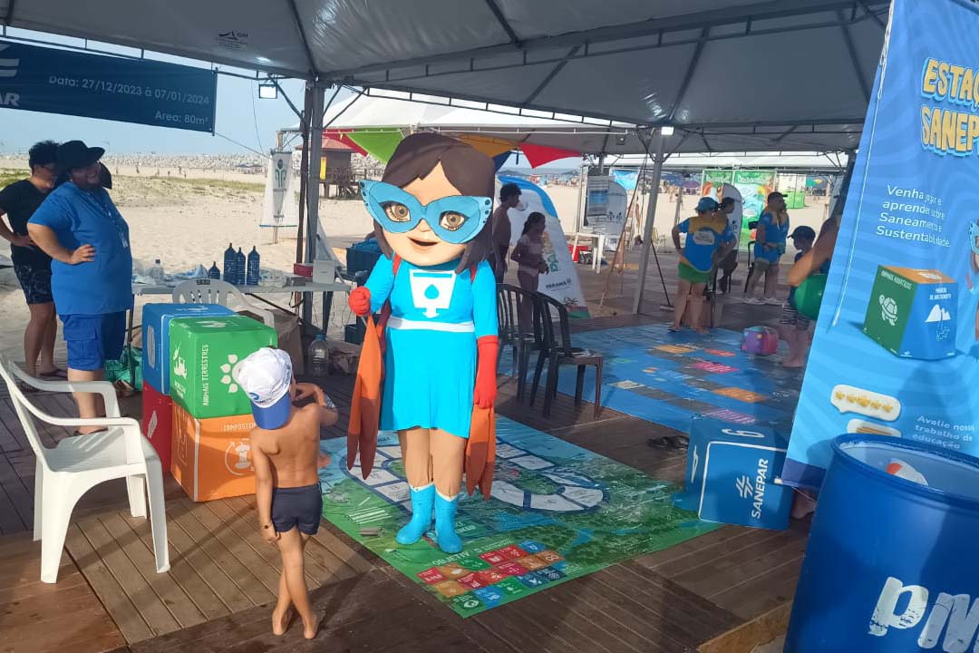 Mascotes da Sanepar promovem educação ambiental para crianças no litoral do Paraná