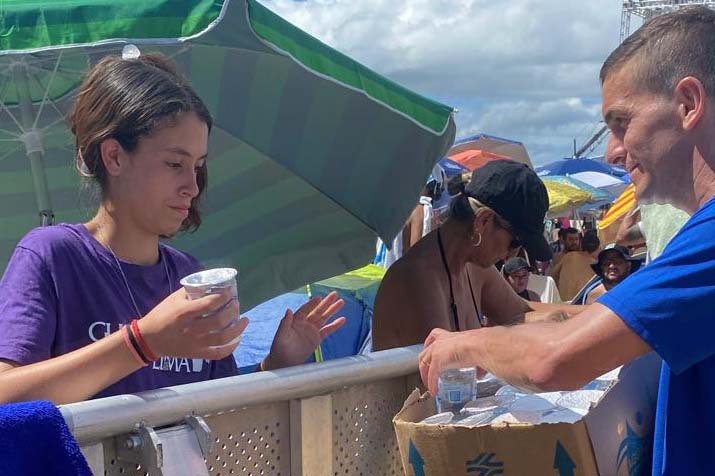 Sanepar distribui 175 mil copos de água durante shows do Verão Maior no Litoral do Paraná