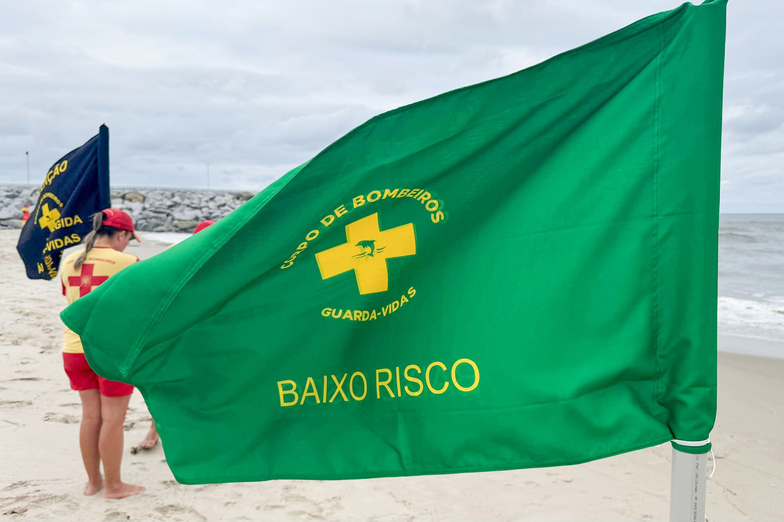 Bombeiros alertam banhistas para atenção às bandeiras de áreas seguras ao entrar no mar