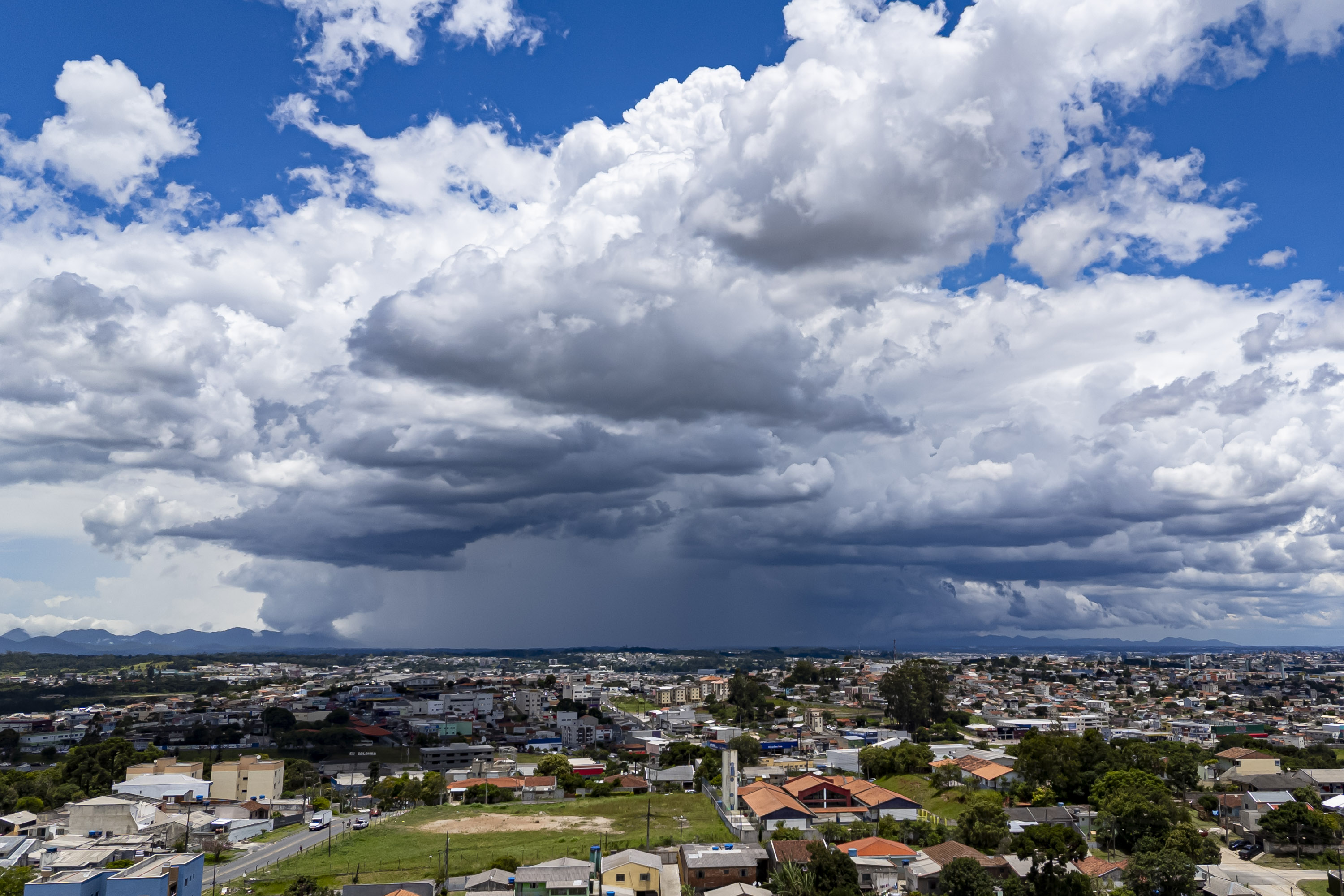 Tempestades à Vista: Calor Eleva Risco de Chuvas Intensas no Paraná