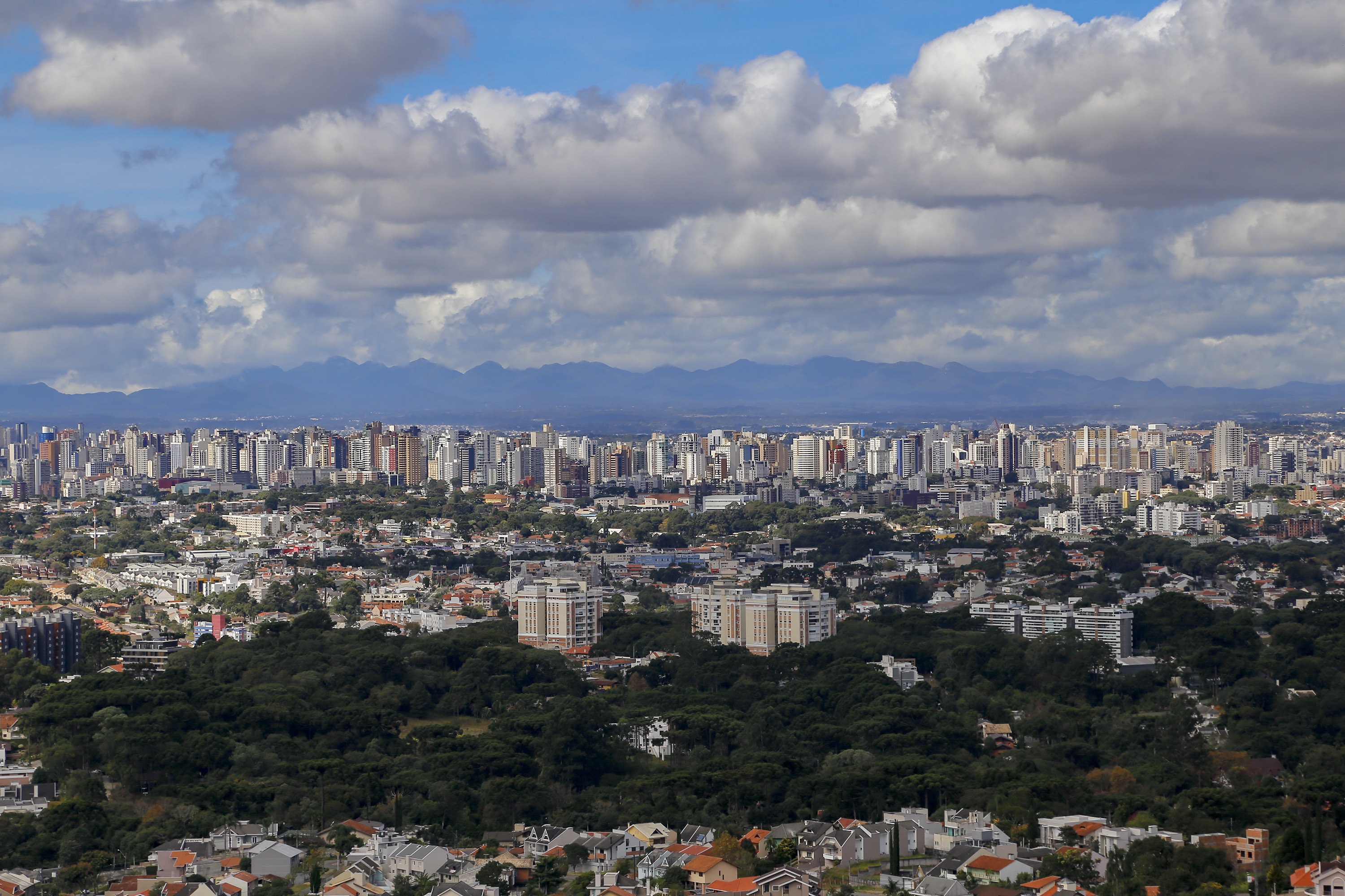 Frente fria traz chuvas intensas e temperaturas elevadas ao Paraná