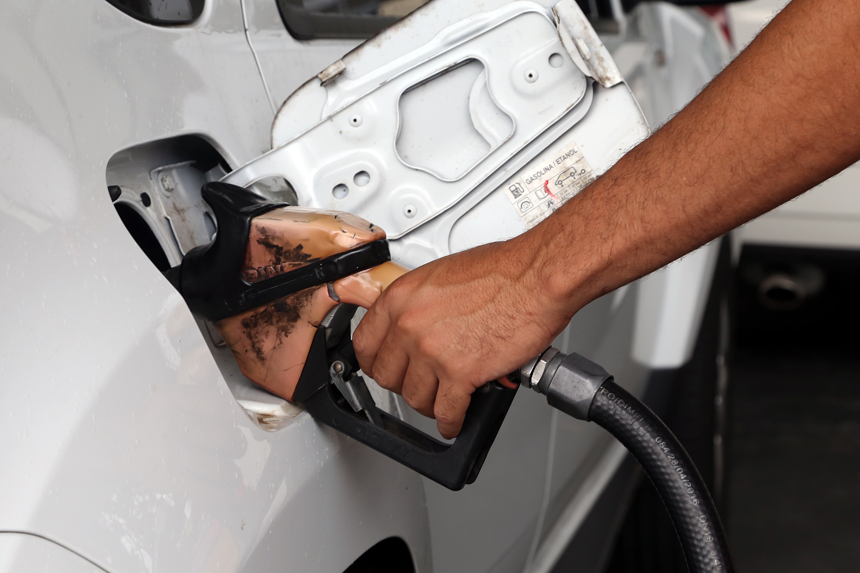 Ipem-PR realiza fiscalização em postos de combustíveis no Litoral para proteger consumidores