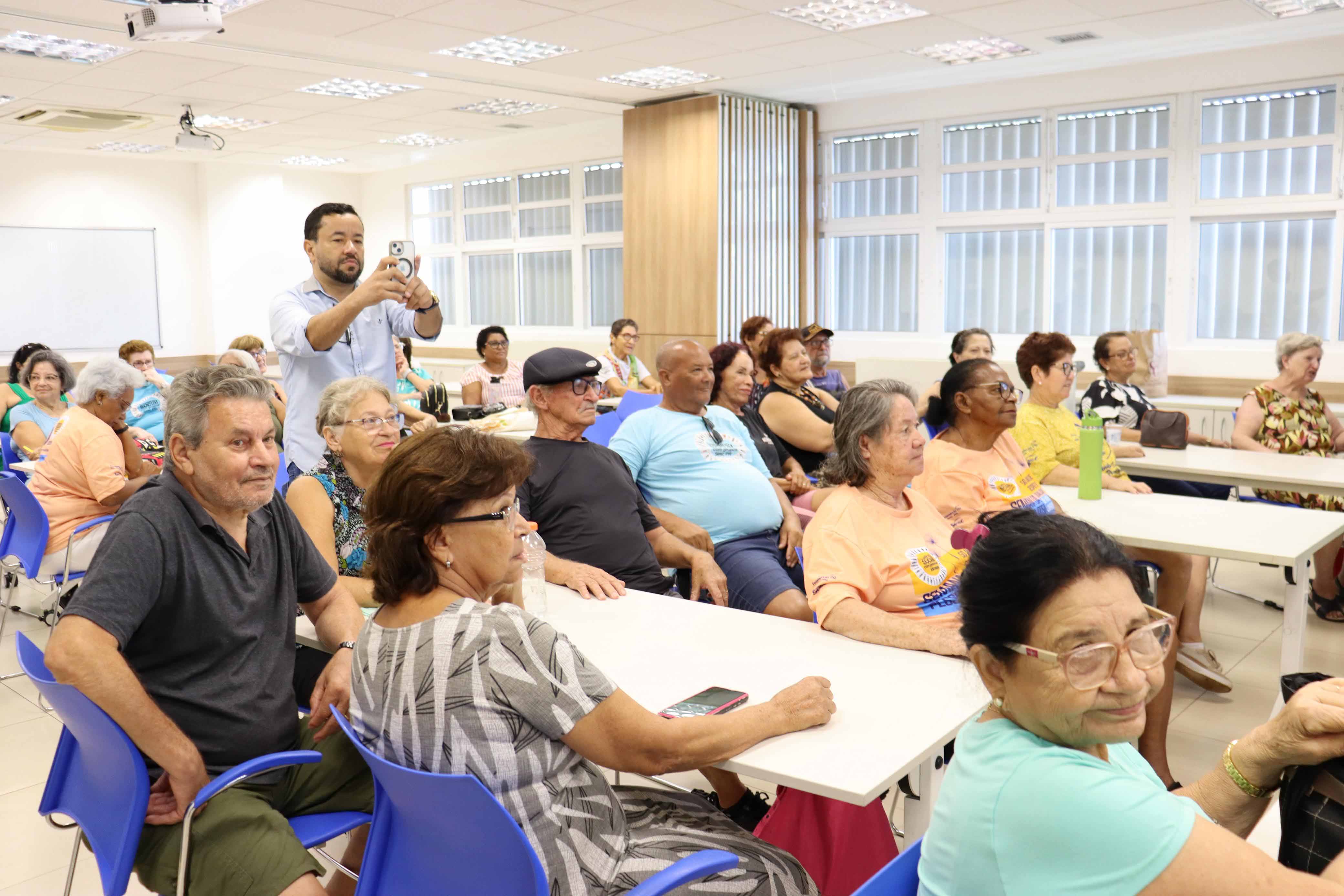 Mais de 100 idosos participam de workshops sobre letramento em inteligência artificial 