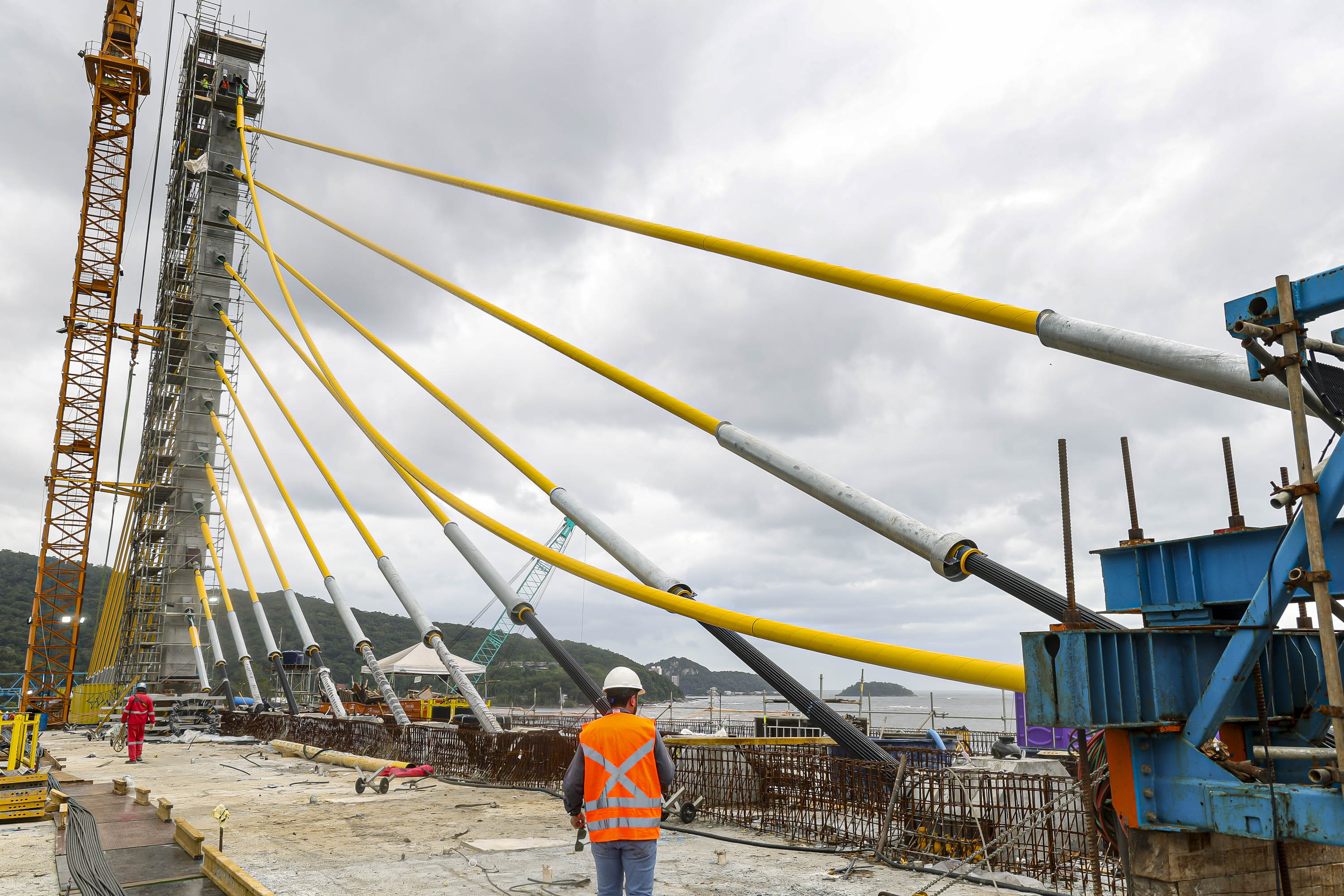 Ponte de Guaratuba avança para a inauguração com instalação do último estai