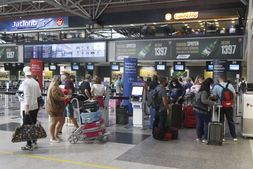 Ventos fortes causam cancelamento de voos em Curitiba