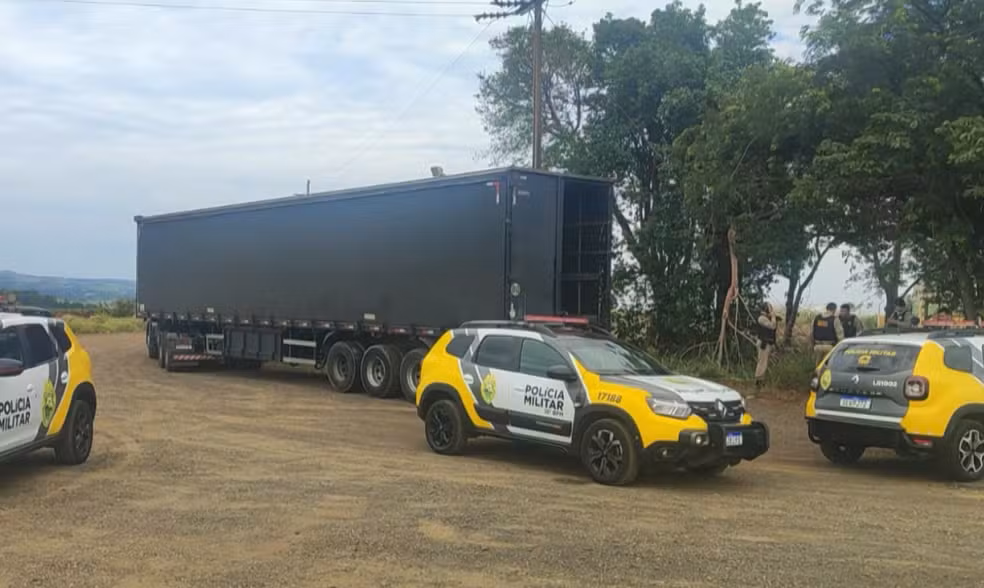 Caminhoneiro é feito refém e tem 10 toneladas de panetone roubadas no Paraná