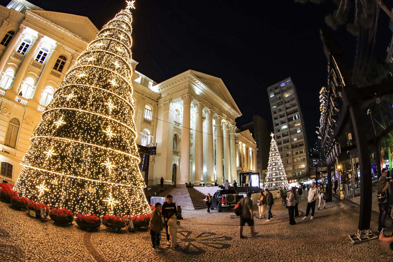 Curitiba Brilha com o Natal 2025: Mais de 50 Árvores Iluminadas Encantam a Cidade