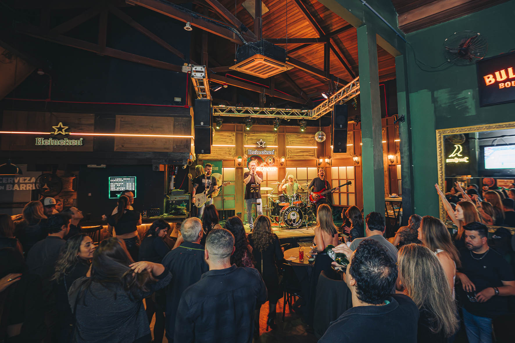 Natal roqueiro movimenta bar em Curitiba