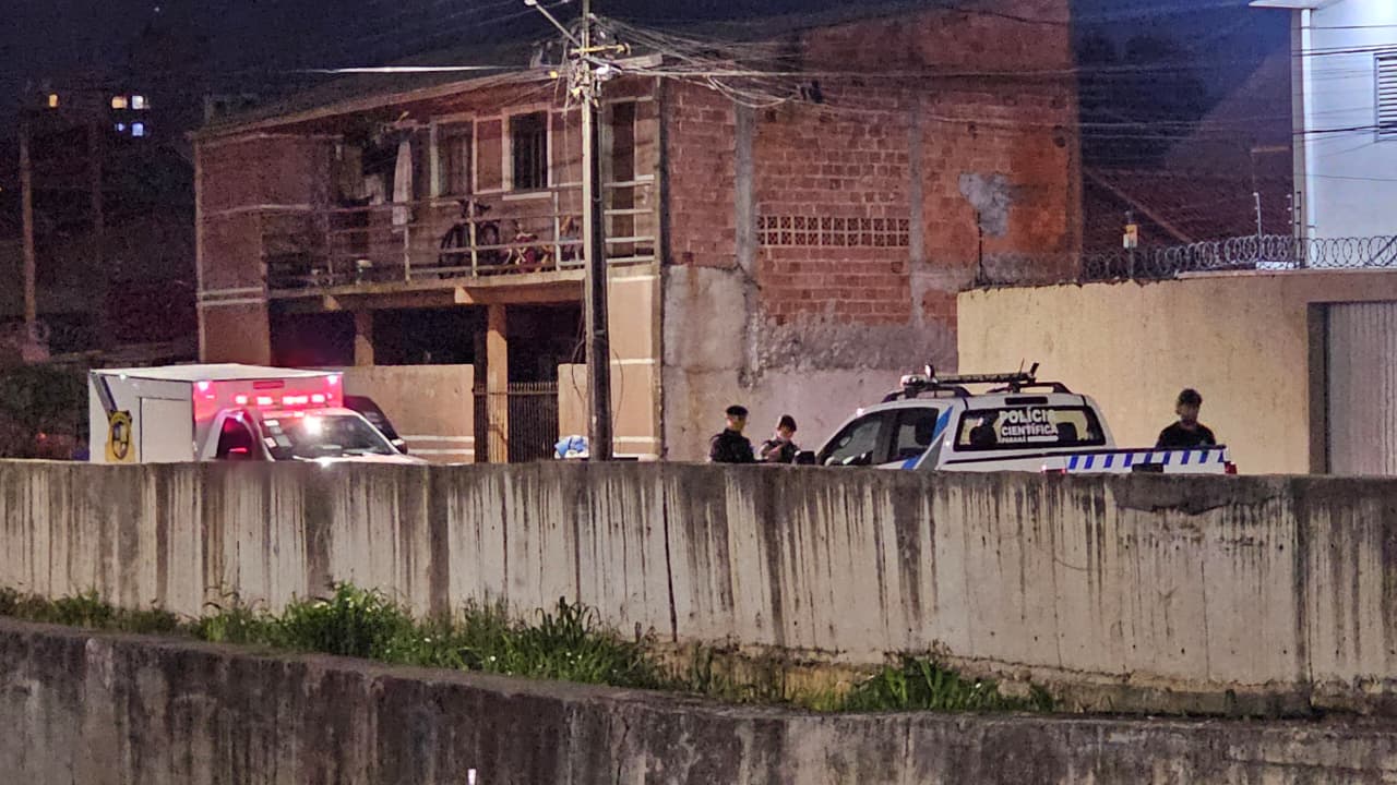 Homem rouba carro, bate em muro, invade casa e se dá mal em Curitiba