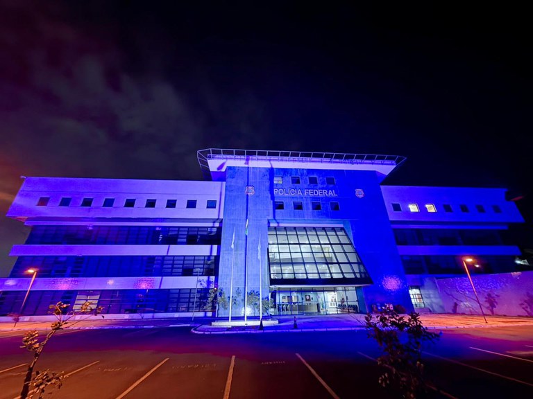 Fevereiro Roxo: Polícia Federal de Curitiba ilumina apoio à conscientização sobre fibromialgia