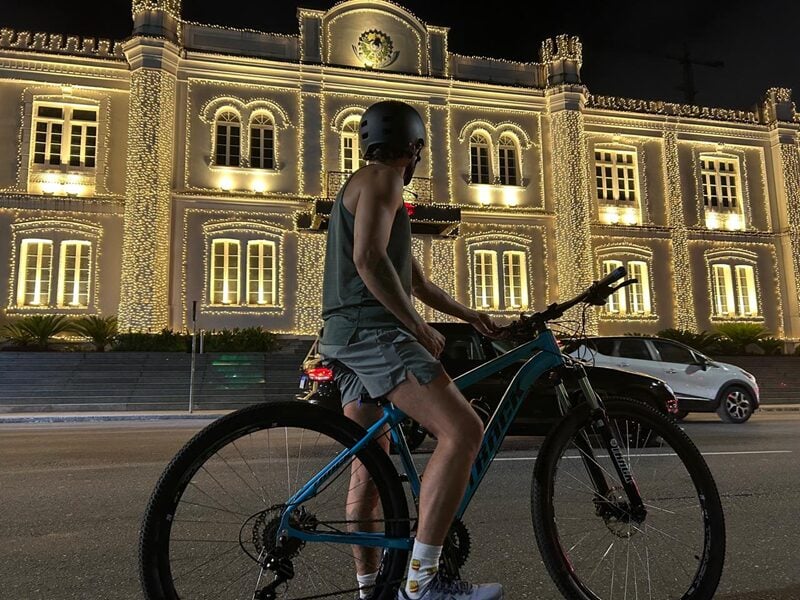Quer ver as luzes do Natal de Curitiba sem ficar preso no trânsito? Veja 4 roteiros para fazer de bicicleta